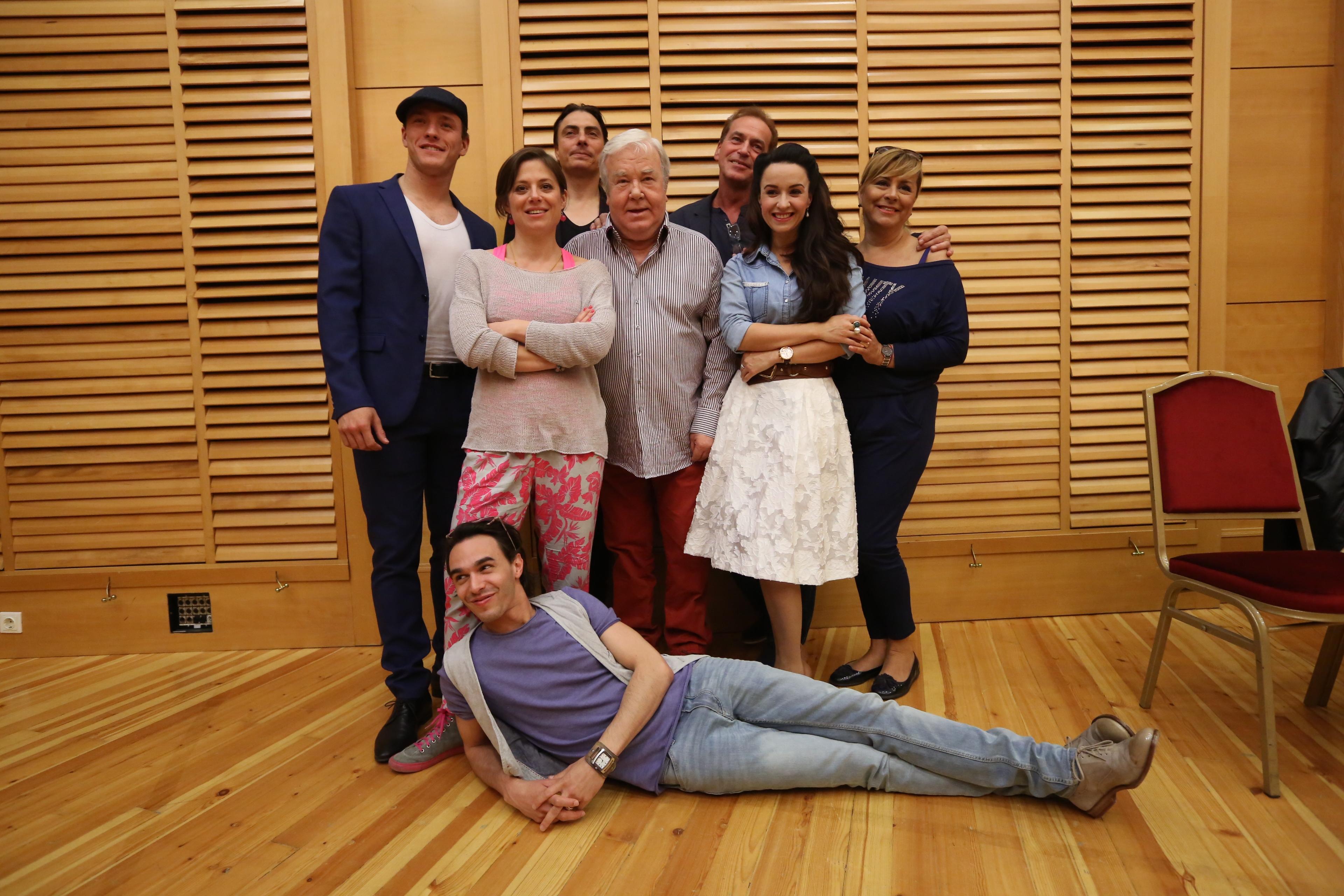 Már próbál az Ének az esőben stábja