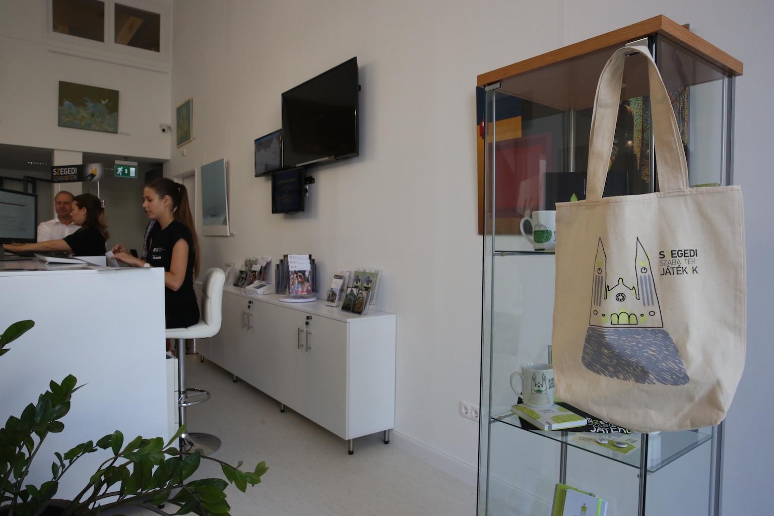 Elegáns jegyirodában várja a vásárlókat a Szegedi Szabadtéri