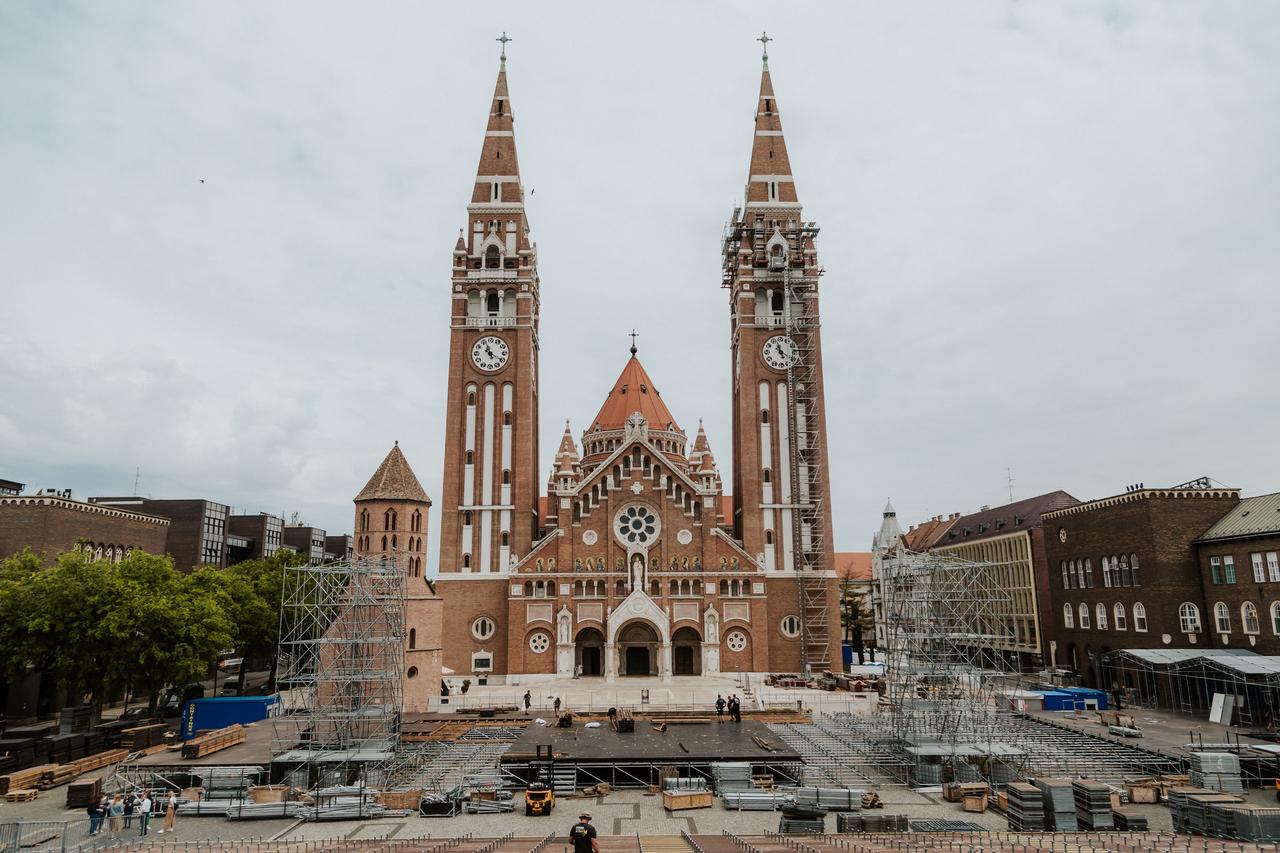 Hamarosan kezdődik a Szegedi Szabadtéri – épül a Dóm téri színpad