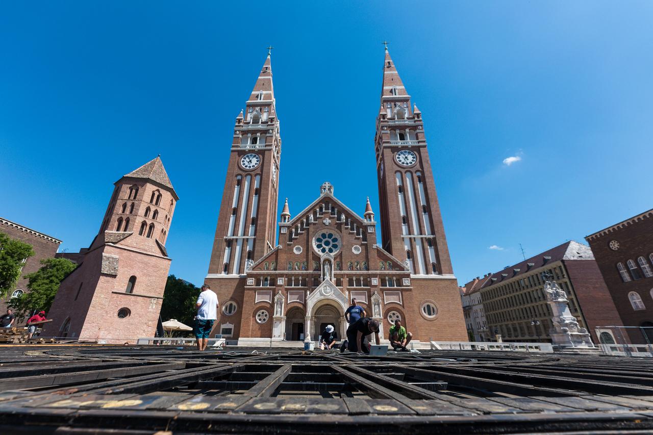 Nagy találkozások helyszíne épül a Dóm téren – készül a Szabadtéri színpada