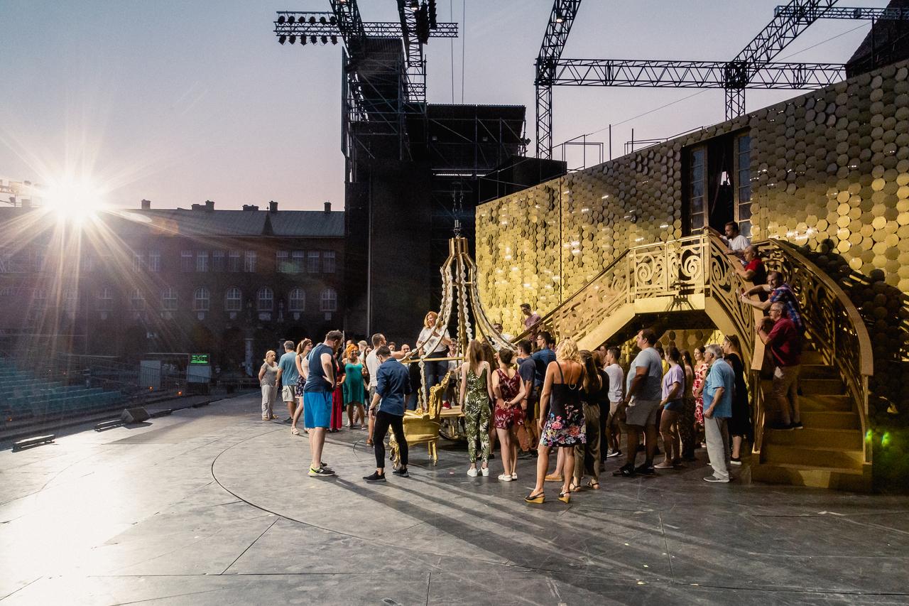 Opera a levegőben – megérkezett a Dóm térre a La Traviata!