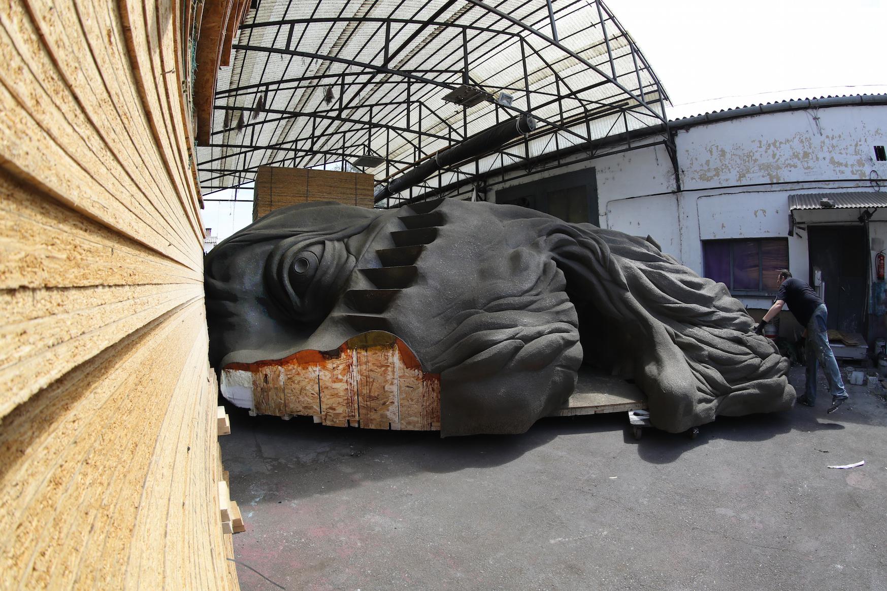 Óriás Shakespeare-fejet formál a Vízkereszt homokvára