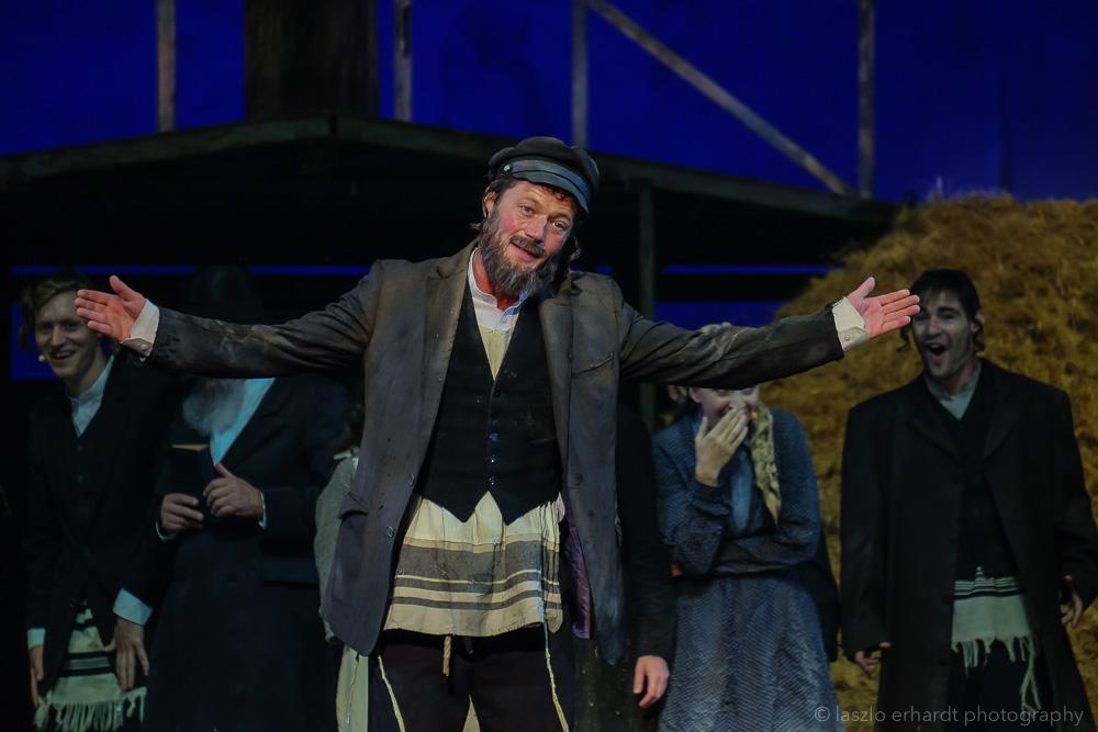 Plusz előadás a Hegedűs a háztetőnből