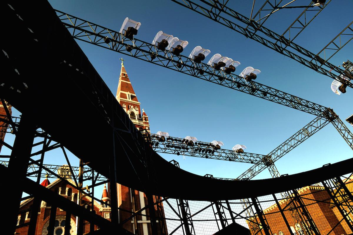 Plusz előadást hirdettek az Apáca Show-ból