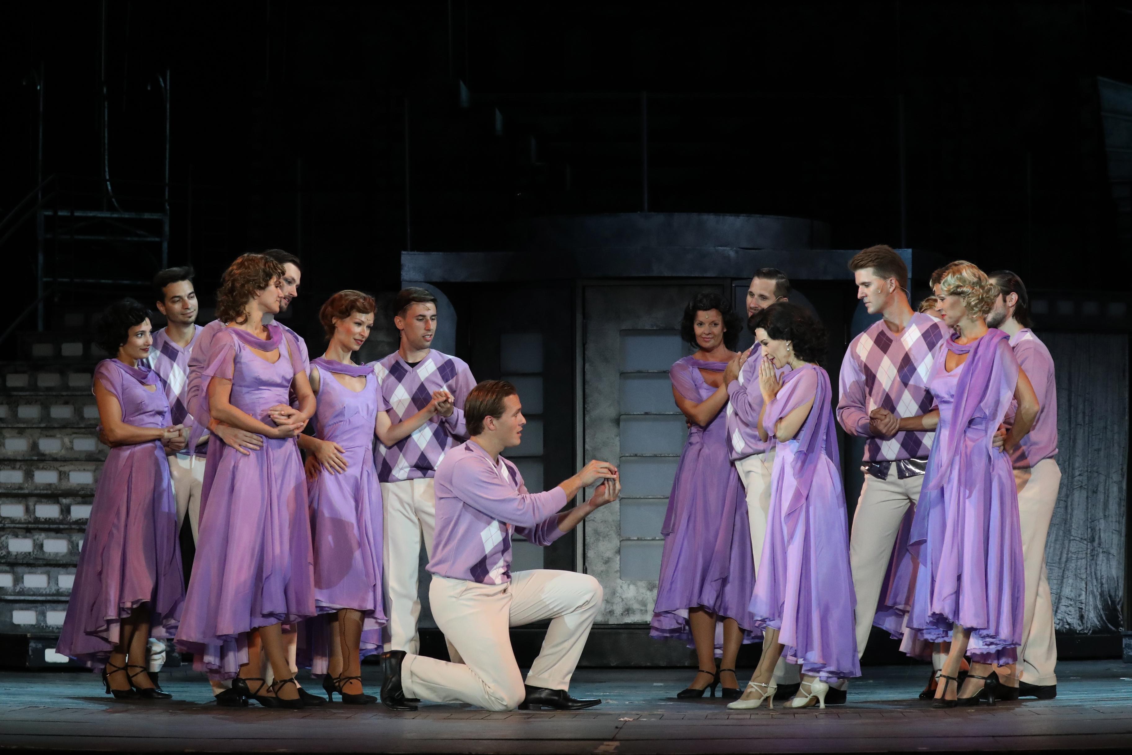 Szerelmesek Ölelése vasárnap a REÖK előtt