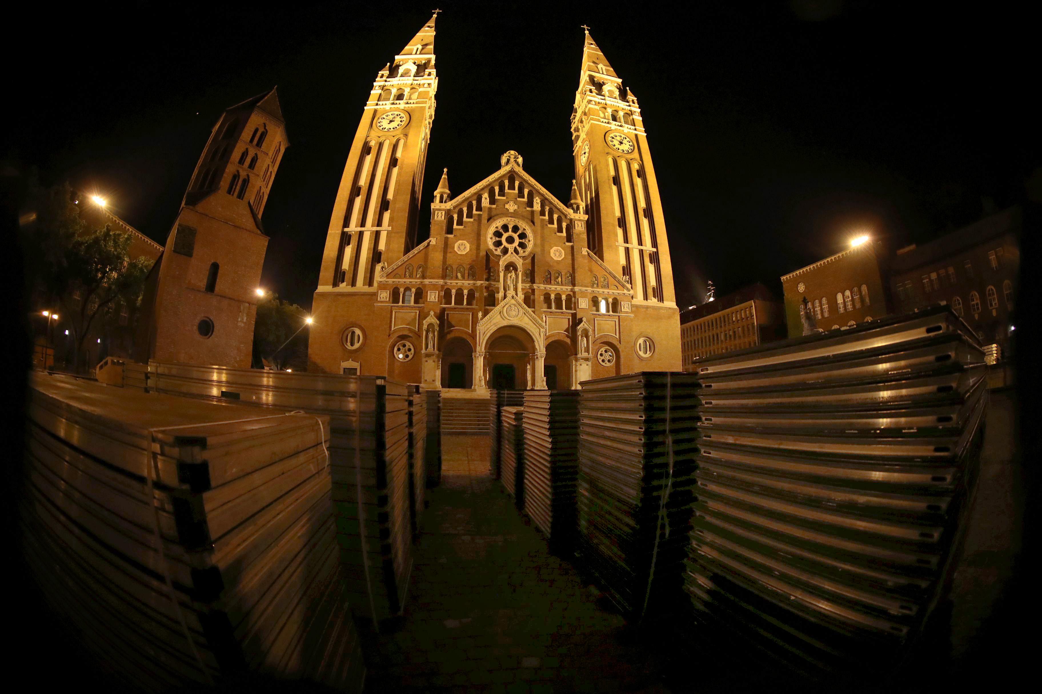 Villámgyorsan épül fel az ország legnagyobb színháza